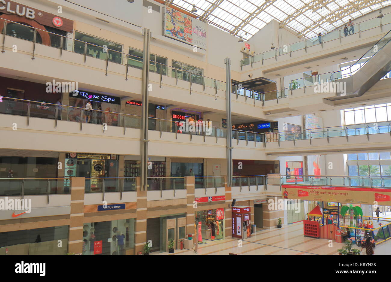 La gente visita City Square Shopping Mall a Nuova Delhi in India Foto Stock