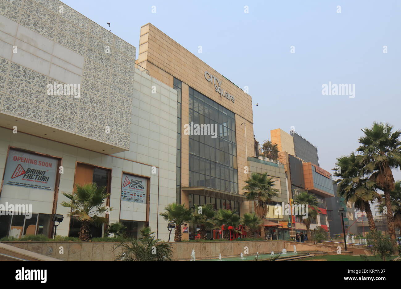 La gente visita City Square Shopping Mall a Nuova Delhi in India Foto Stock