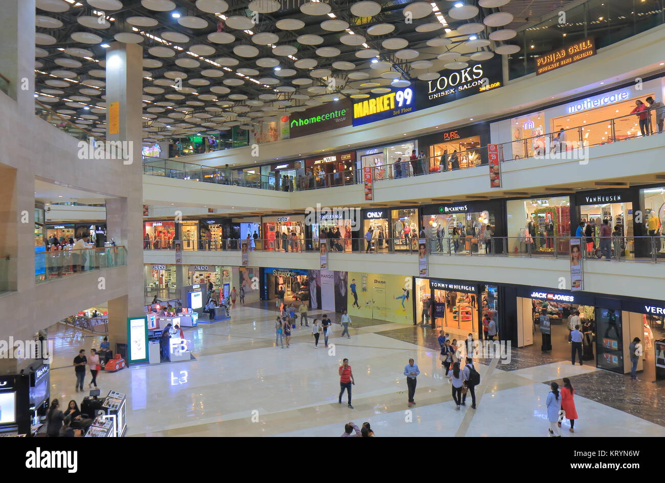 La gente visita Pacific shopping mall a Nuova Delhi in India Foto Stock