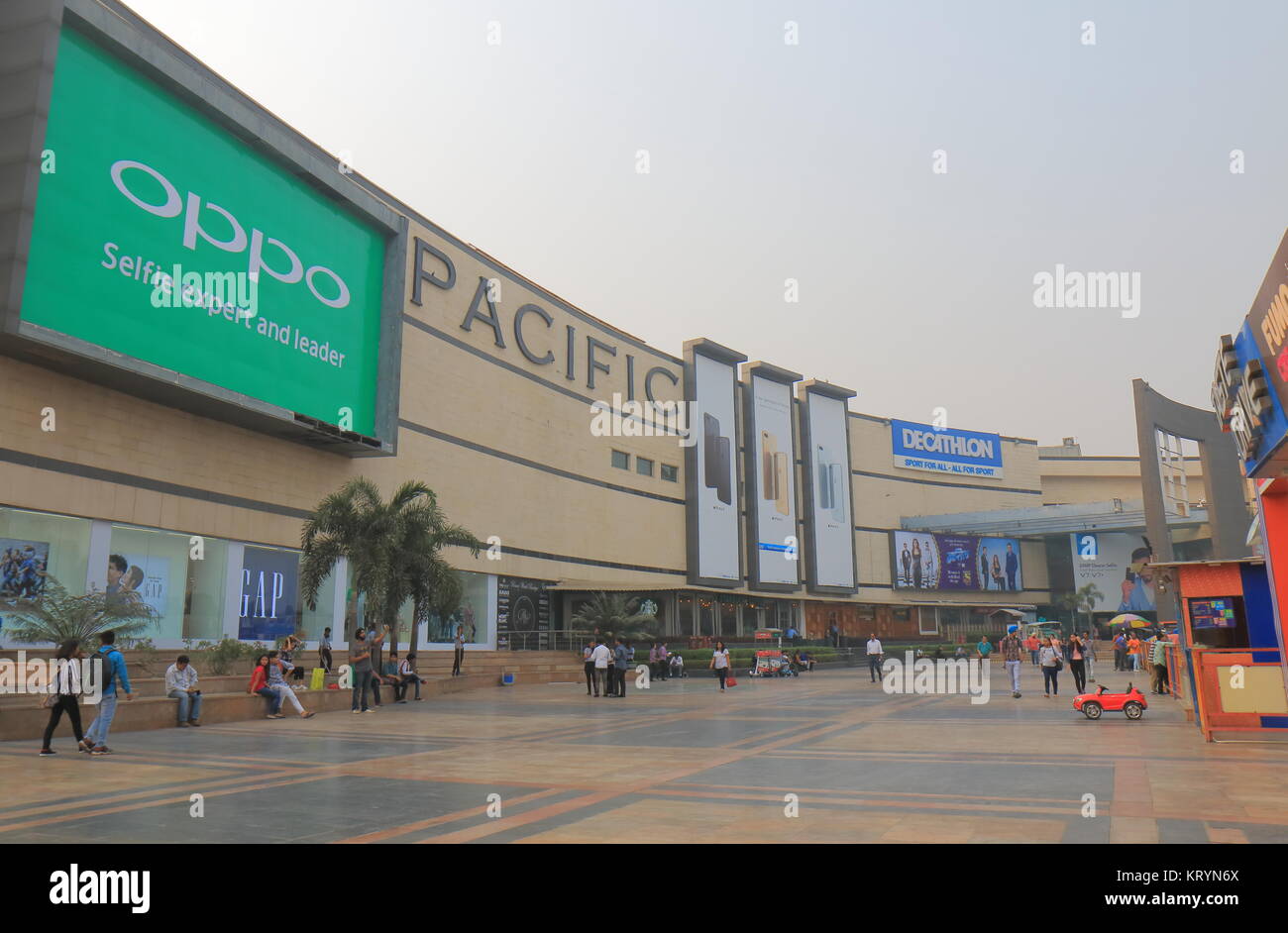 La gente visita Pacific shopping mall a Nuova Delhi in India Foto Stock