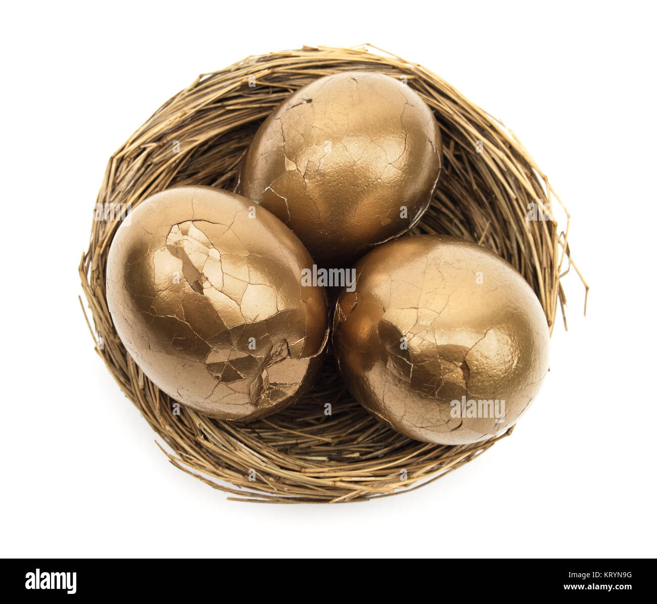 Isolato oro rotto le uova nel nido. Foto Stock