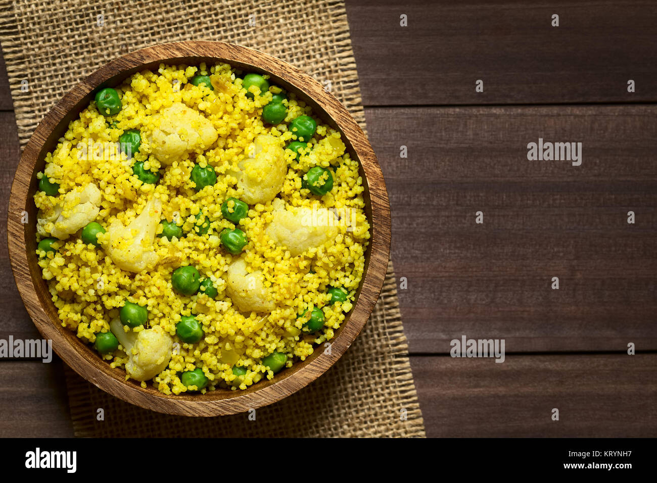 Salsa speziata il couscous con il segnale di PEA e cavolfiore Foto Stock