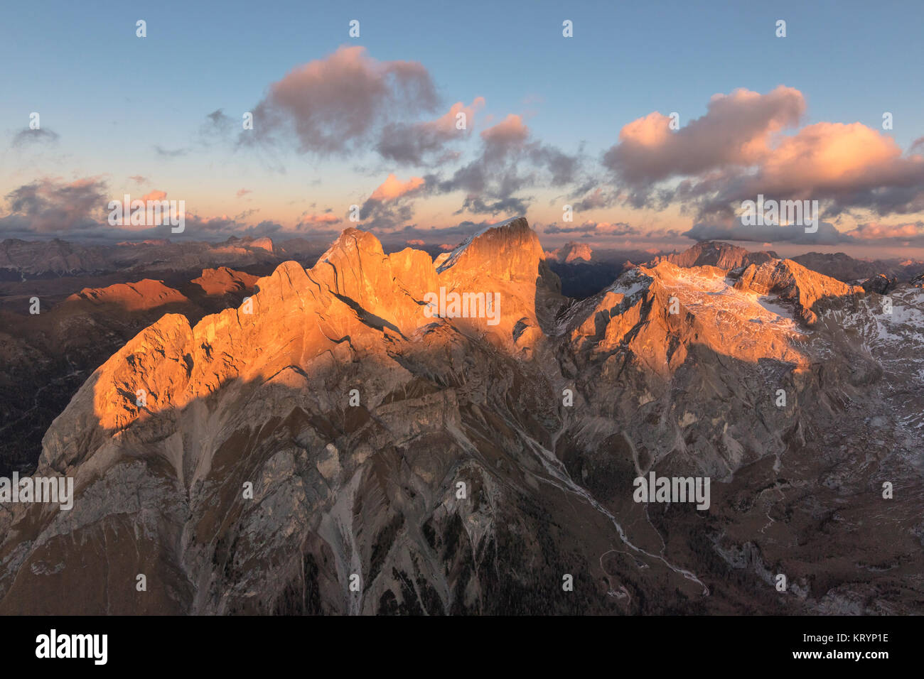 Vista aerea della Marmolada, Gran Vernel, Sasso Vernale e Cima Ombretta, Dolomiti, Trentino Alto Adige, Italia Foto Stock