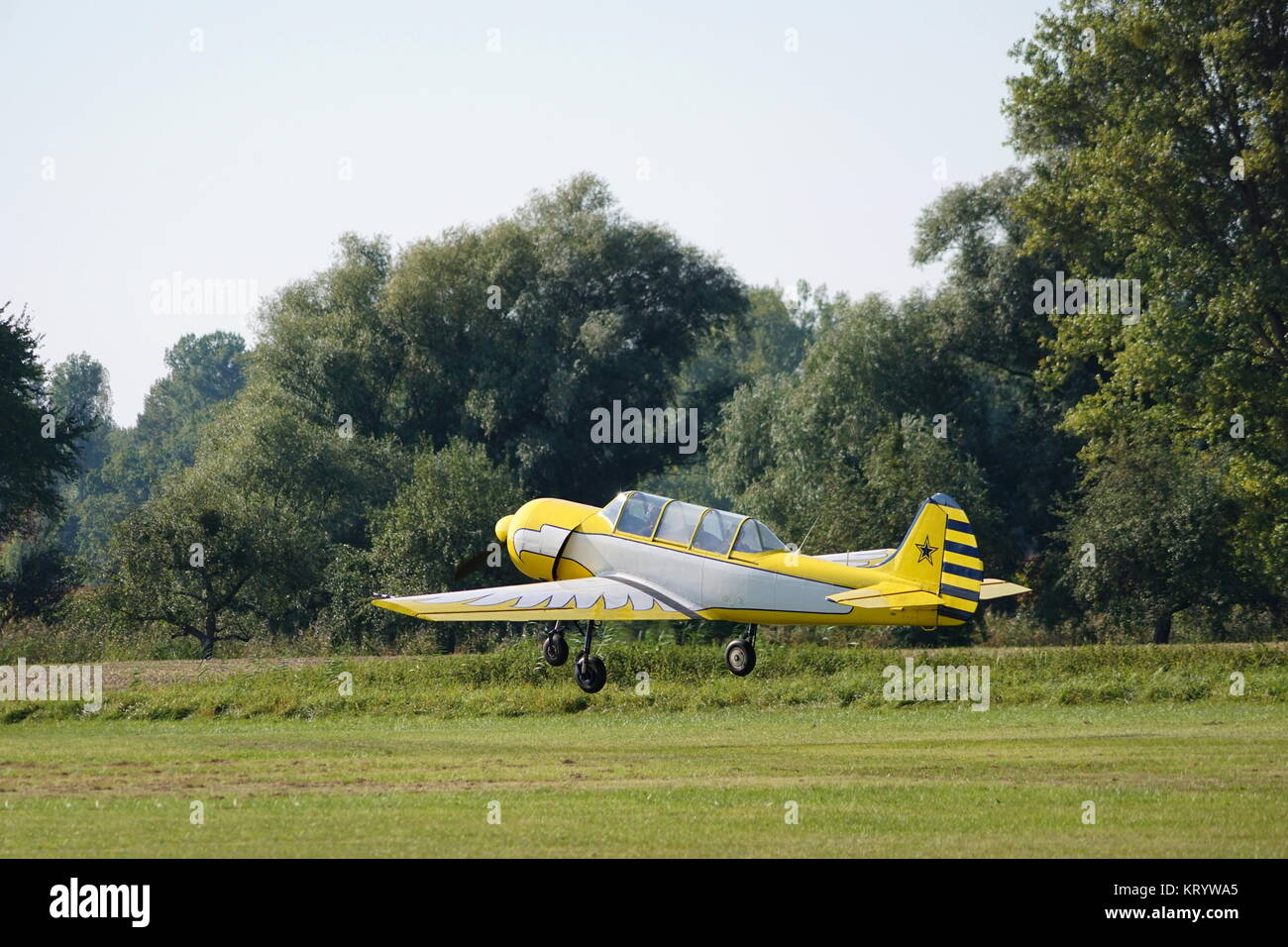lancio di un vecchio aereo sportivo monomotore giallo-bianco Foto Stock