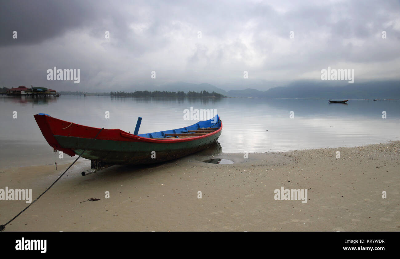 Villaggio di pescatori sulla lang co lago vietnam Foto Stock