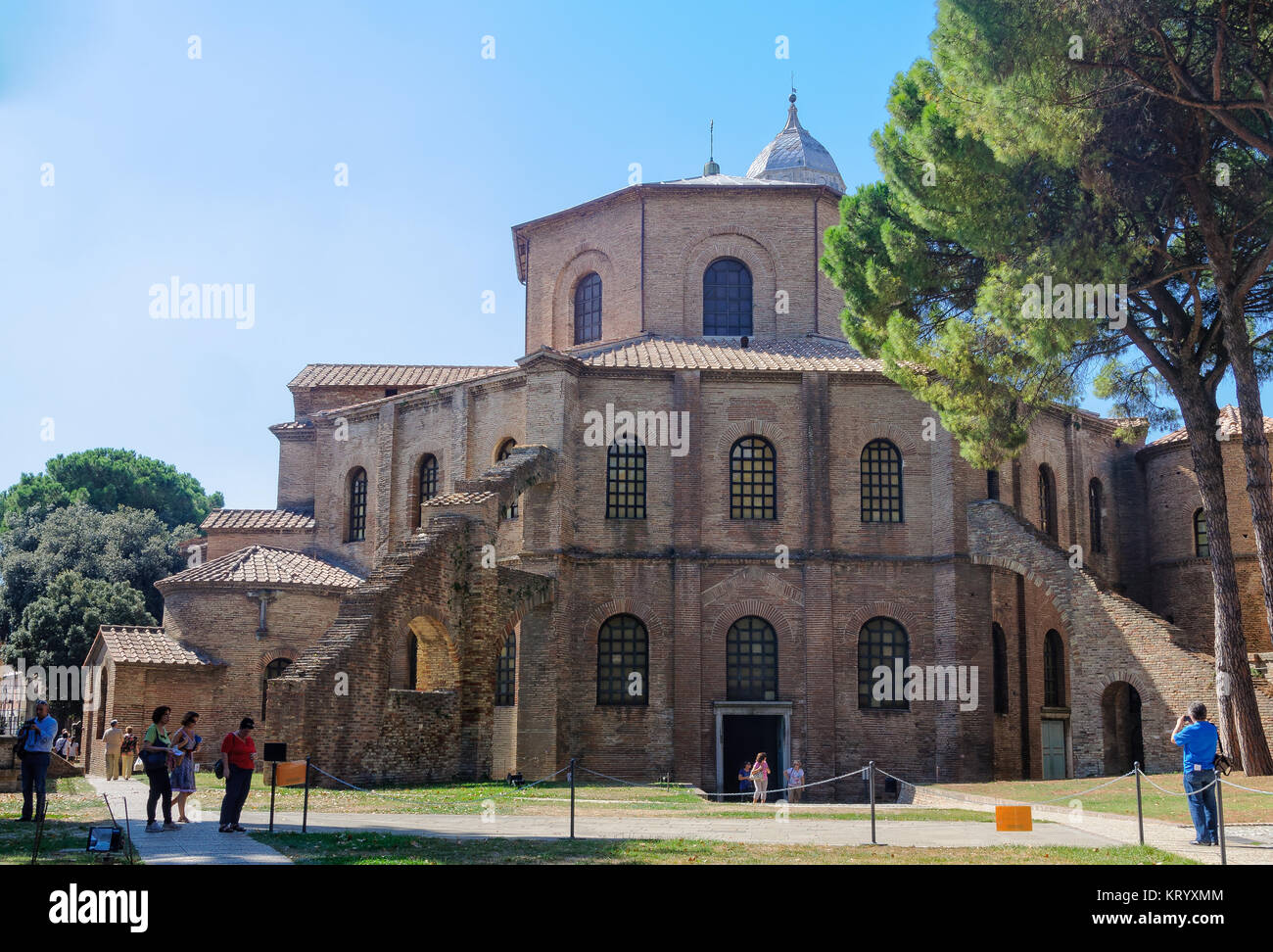 Ai turisti di ammirare un primo esempio di prima architettura cristiana, la pianta ottagonale Basilica di San Vitale - Ravenna, Italia Foto Stock