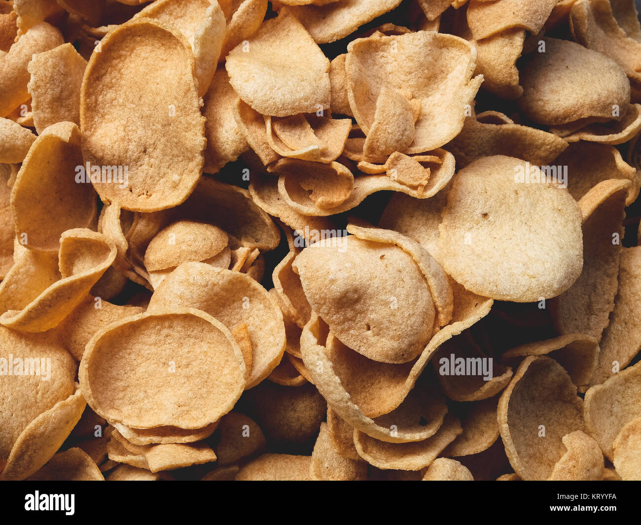 Krupuk Udang, croccanti cracker ai gamberi, popolare stuzzichino nel sud-est asiatico Foto Stock