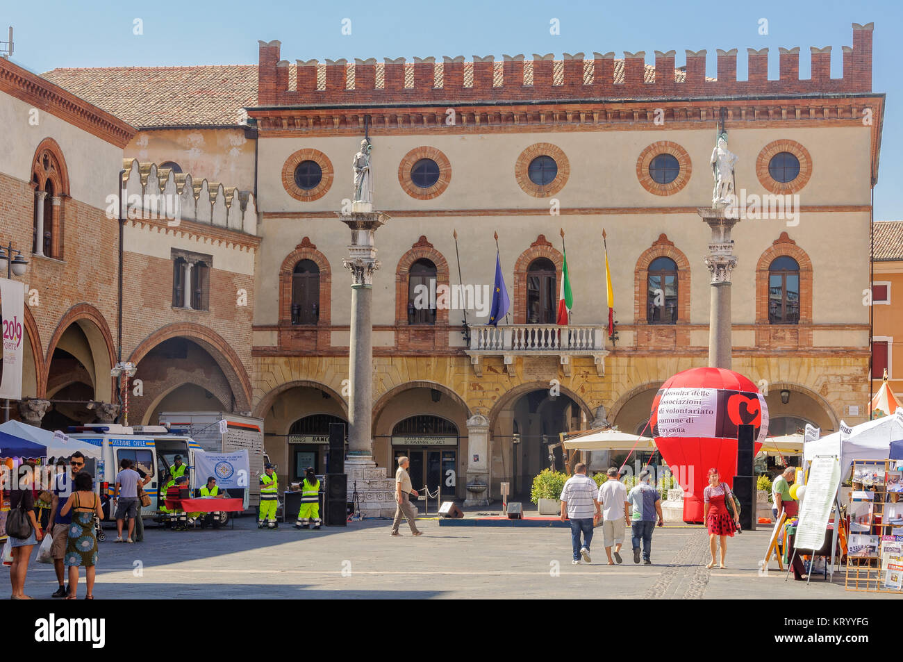 Il Municipio (Palazzo del Comune) sulla piazza principale (Piazza del Popolo) che ha un certo fascino Veneziano - Ravenna, Italia Foto Stock