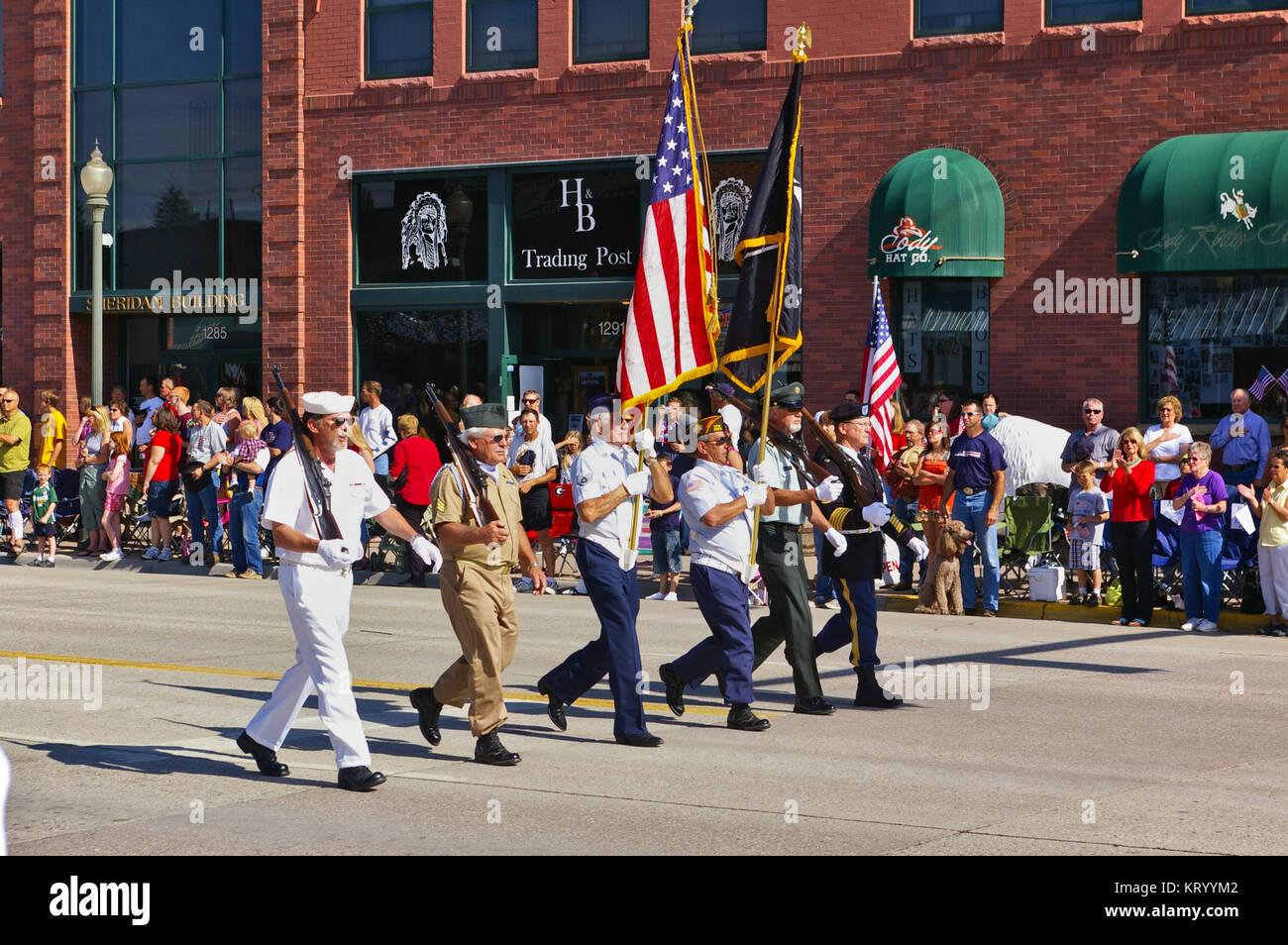 Cody, Wyoming USA - Luglio 4th, 2009 - veterani dei vari rami delle forze armate marciando con il Giorno di Indipendenza Parade Foto Stock