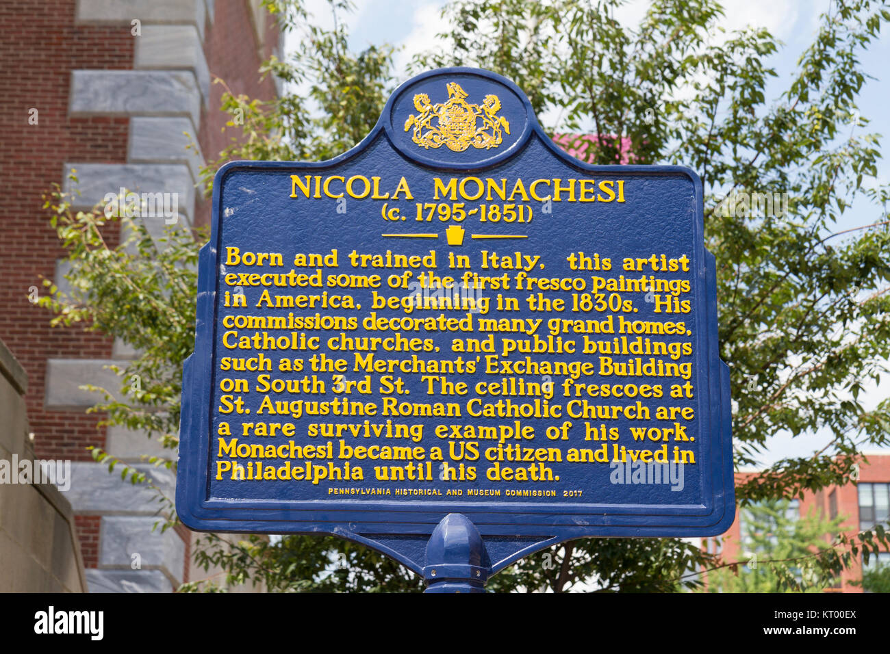 Marcatore di Memorial a italiano nato artista americano Nicola Monachesi al di fuori della chiesa di Sant'Agostino a Philadelphia, Pennsylvania, Stati Uniti. Foto Stock