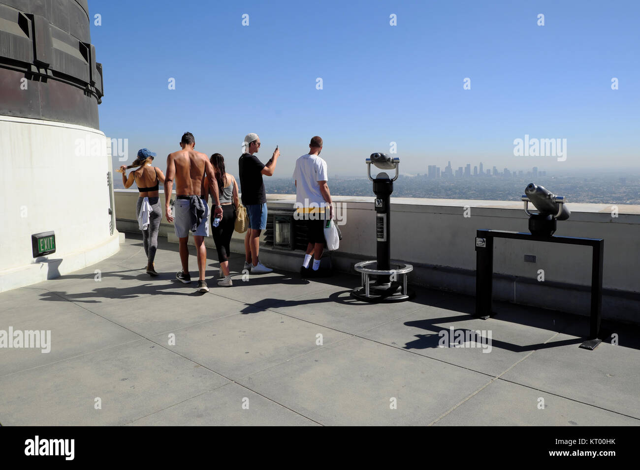 Persone che guardano la downtown dal tetto dell'edificio planetario Osservatorio Griffith Griffith Park di Los Angeles California USA KATHY DEWITT Foto Stock