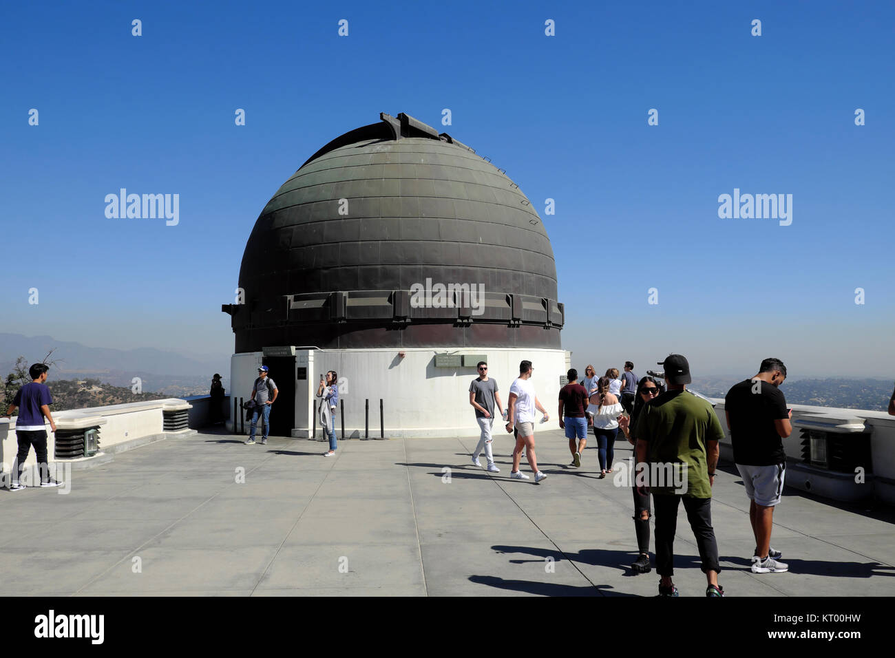 Persone che guardano la città all'esterno sul tetto dell'edificio del Planetarium all'Osservatorio Griffith, Griffith Park a Los Angeles California USA KATHY DEWITT Foto Stock