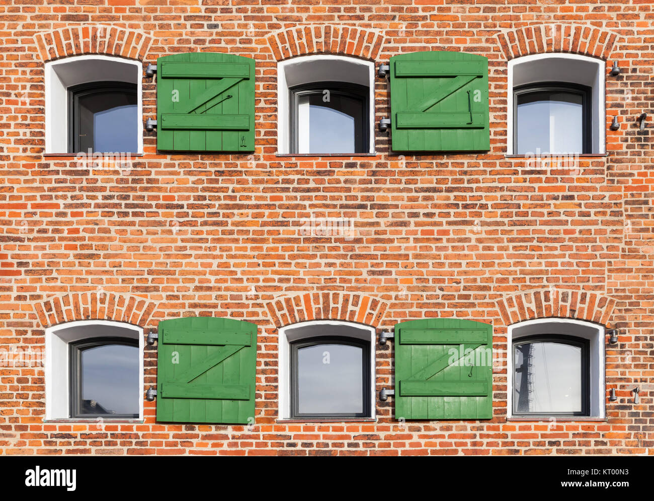 Rosso la parete in mattoni con finestre piccole, foto di sfondo texture. Copenaghen, Danimarca Foto Stock
