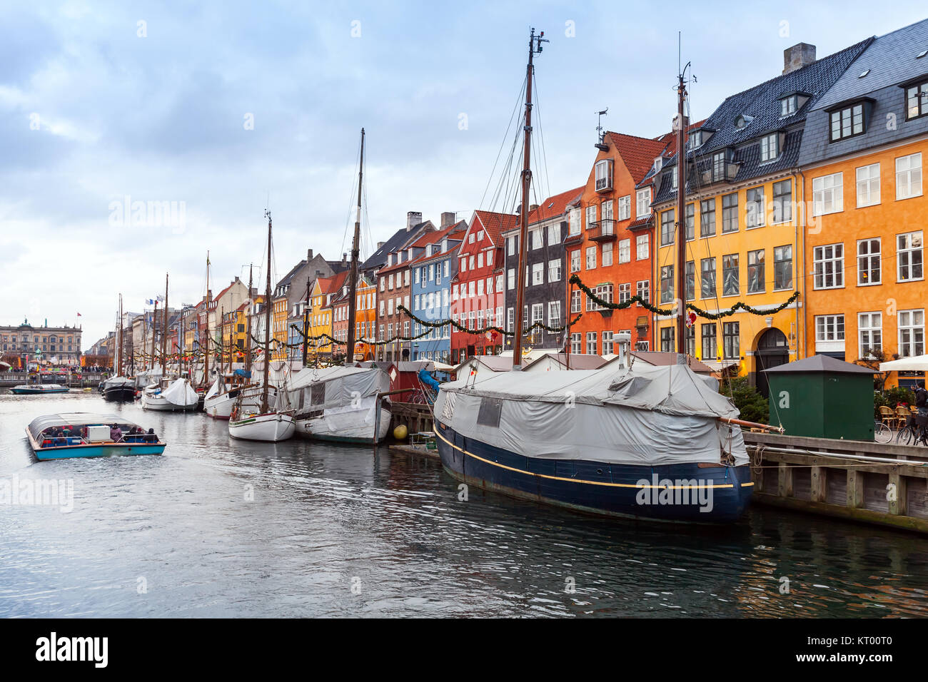 Nyhavn o porto nuovo, è un monastero del XVII secolo waterfront, canal e popolare quartiere turistico di Copenhagen, Danimarca Foto Stock Nyhavn o porto nuovo, è un monastero del XVII secolo waterfront, canal e popolare quartiere turistico di Copenhagen, Danimarca Foto Stock