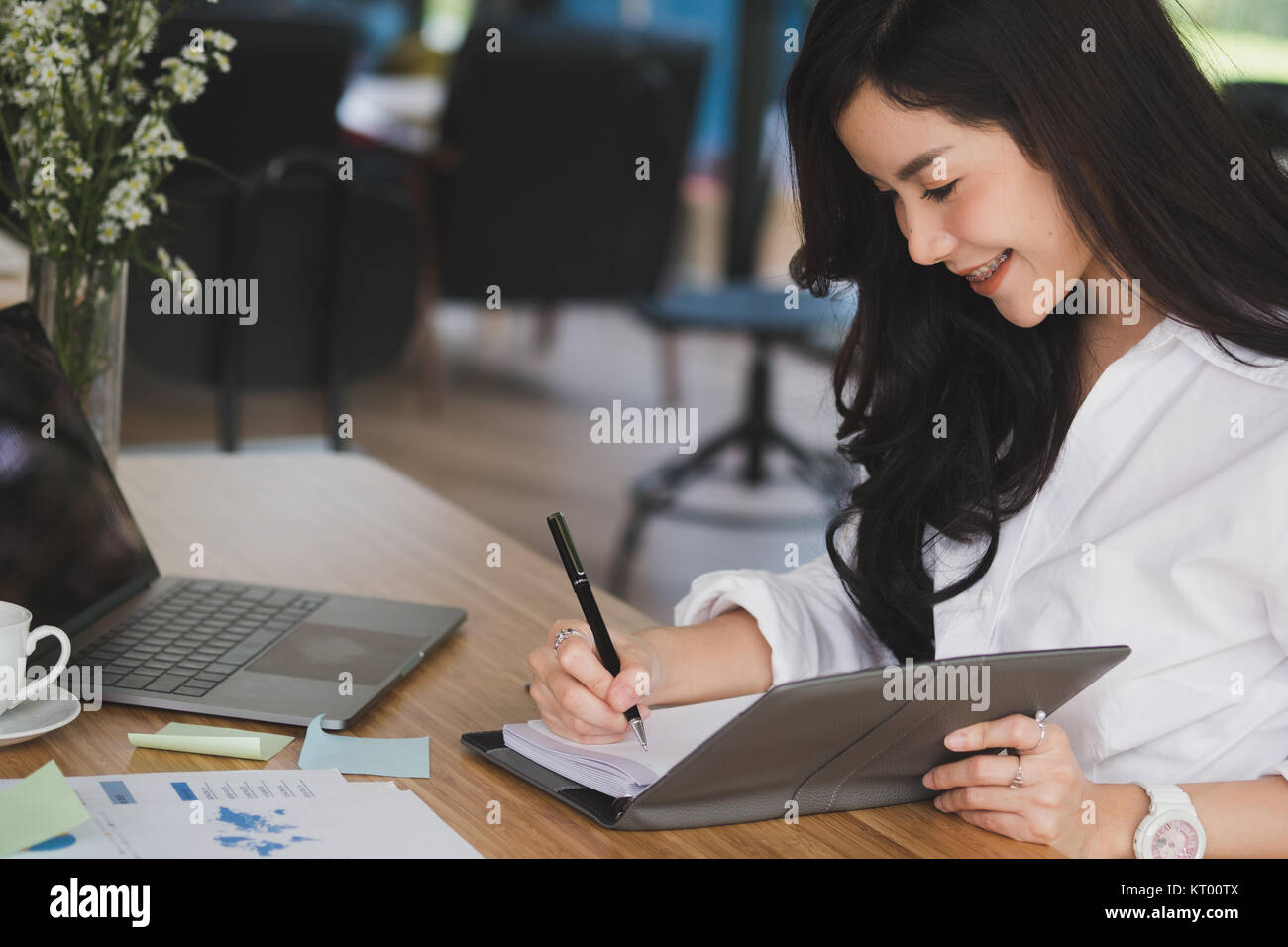Asian imprenditrice scrivi nota sul notebook a workplace. startup donna lavora con il business plan documento relazione presso l'ufficio. giovani femmine entrepreneu Foto Stock