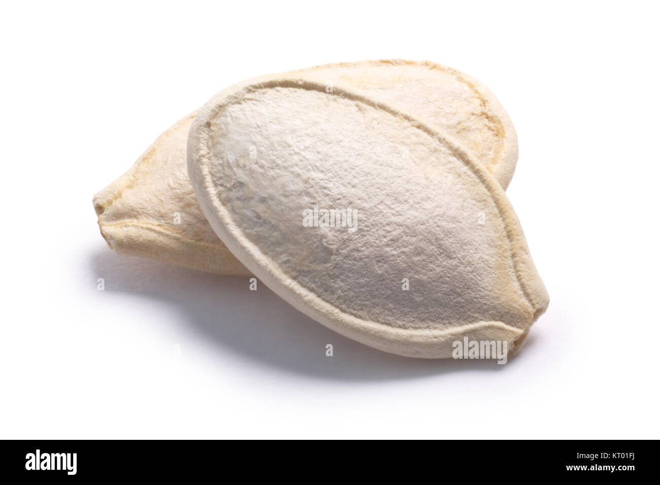 Pepita, semi di zucca (Cucurbita pepo), con conchiglie. I tracciati di ritaglio, shadow separati Foto Stock