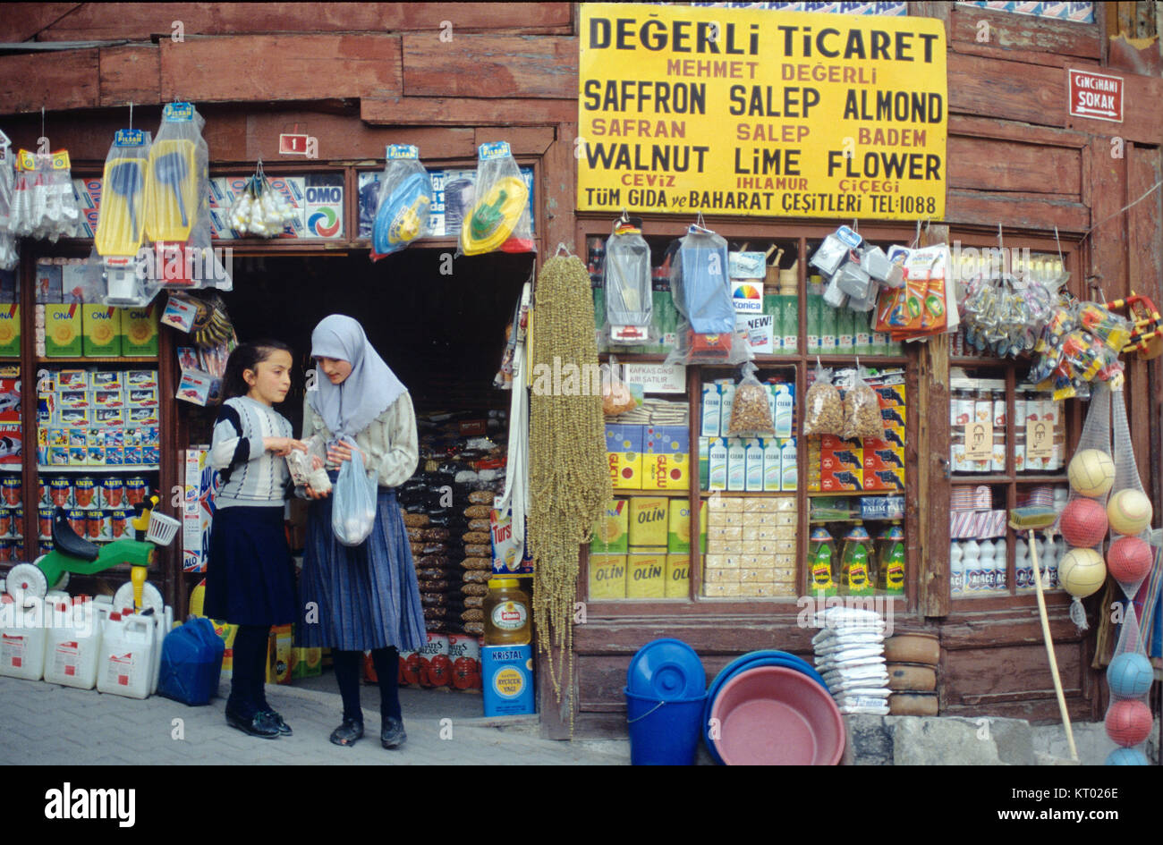 Due ragazze turca al di fuori di un tradizionale negozio, magazzino generale o Angolo Shop, Safranbolu, Turchia Foto Stock
