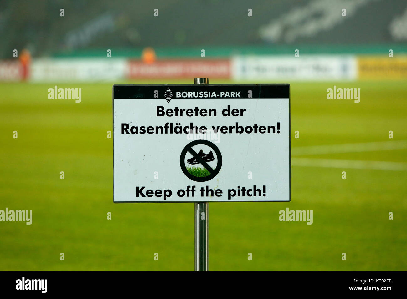 Sport,football,DFB Cup,2017/2018,ultimi sedici,Borussia Moenchengladbach vs Bayer 04 Leverkusen 0:1,Stadium Borussia Park,sign in disparte,è vietato camminare sull'erba,tenere spento il passo Foto Stock