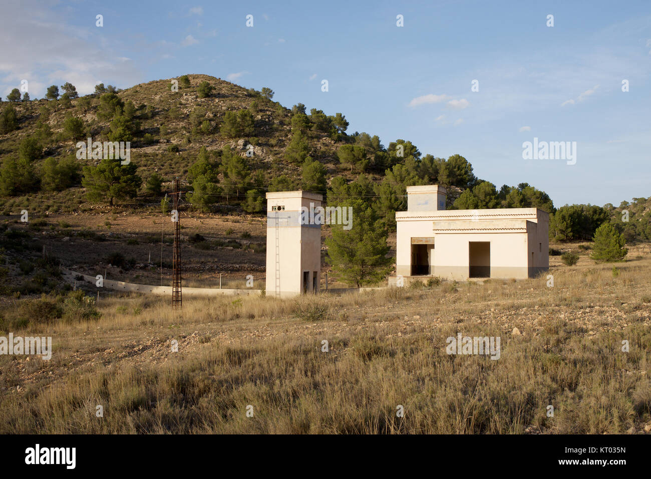 Abbandonato piccolo edificio industriale nel paesaggio Foto Stock