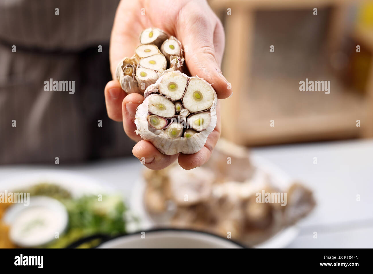 Aglio in cucina vegetariana. una sana cucina,cuocere l'aglio in cucina contiene una testa di aglio fresco. Foto Stock
