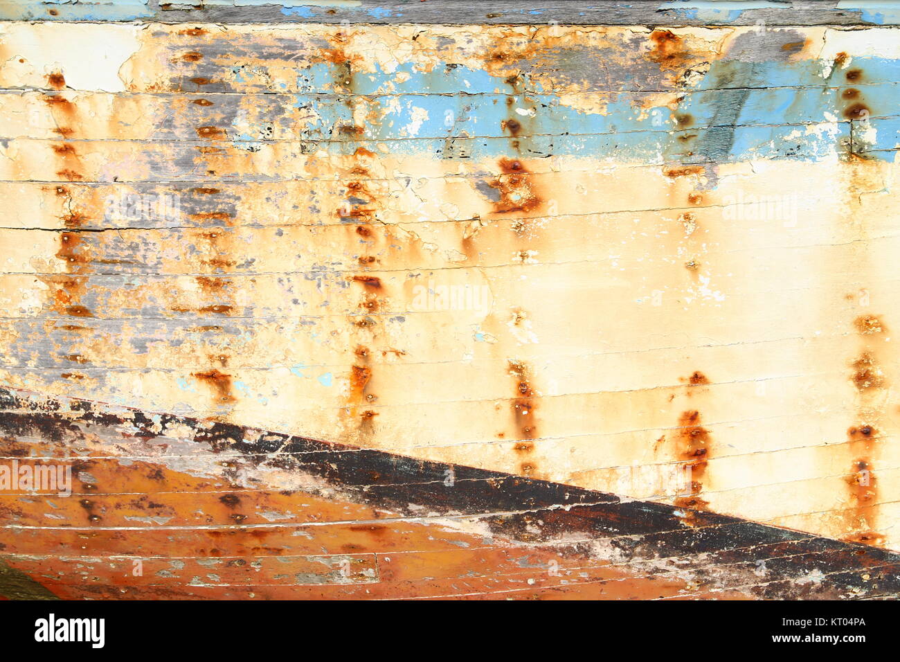 Hintergrund: farbige, verwitterte Planken eines Schiffswracks Foto Stock