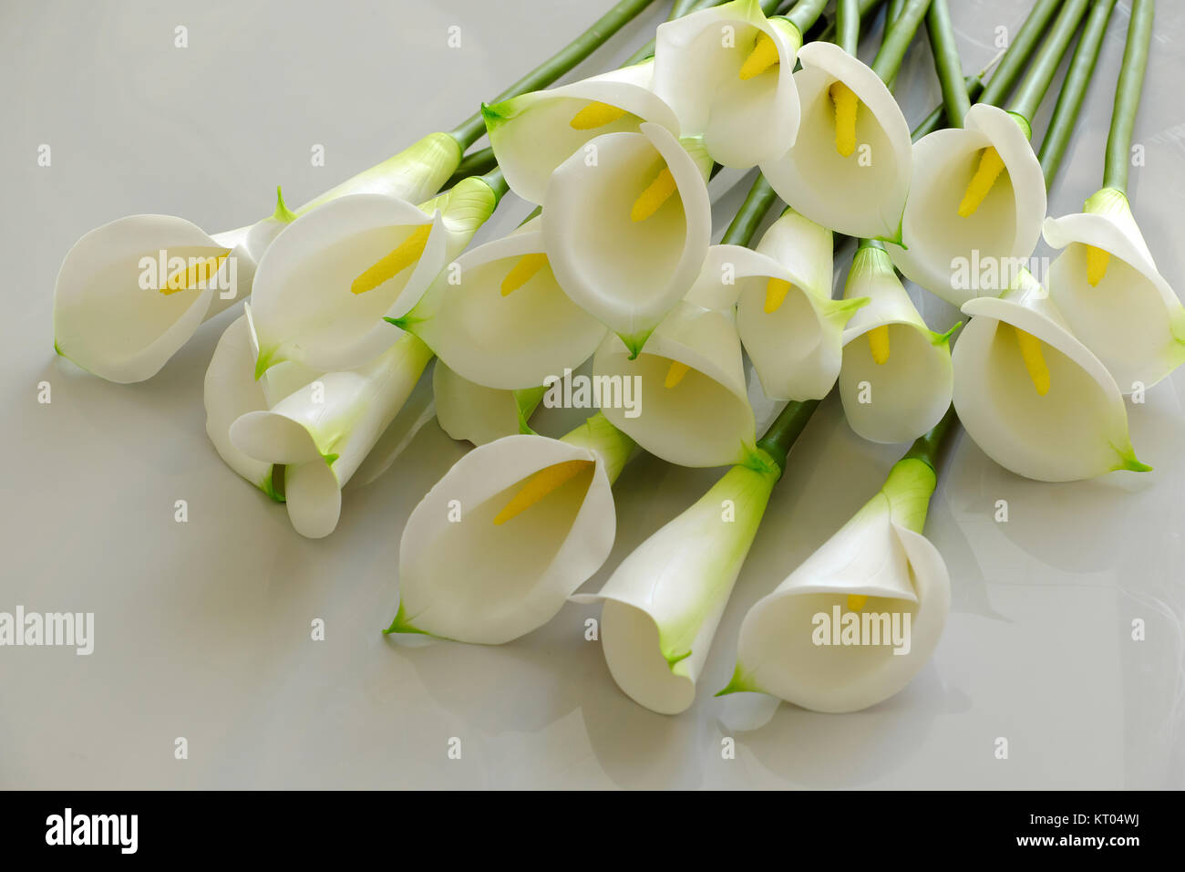 Mazzetto di arum lily su sfondo bianco, fiore bianco da argilla con giallo stame, illustrazioni fatte a mano da argilla arte Foto Stock