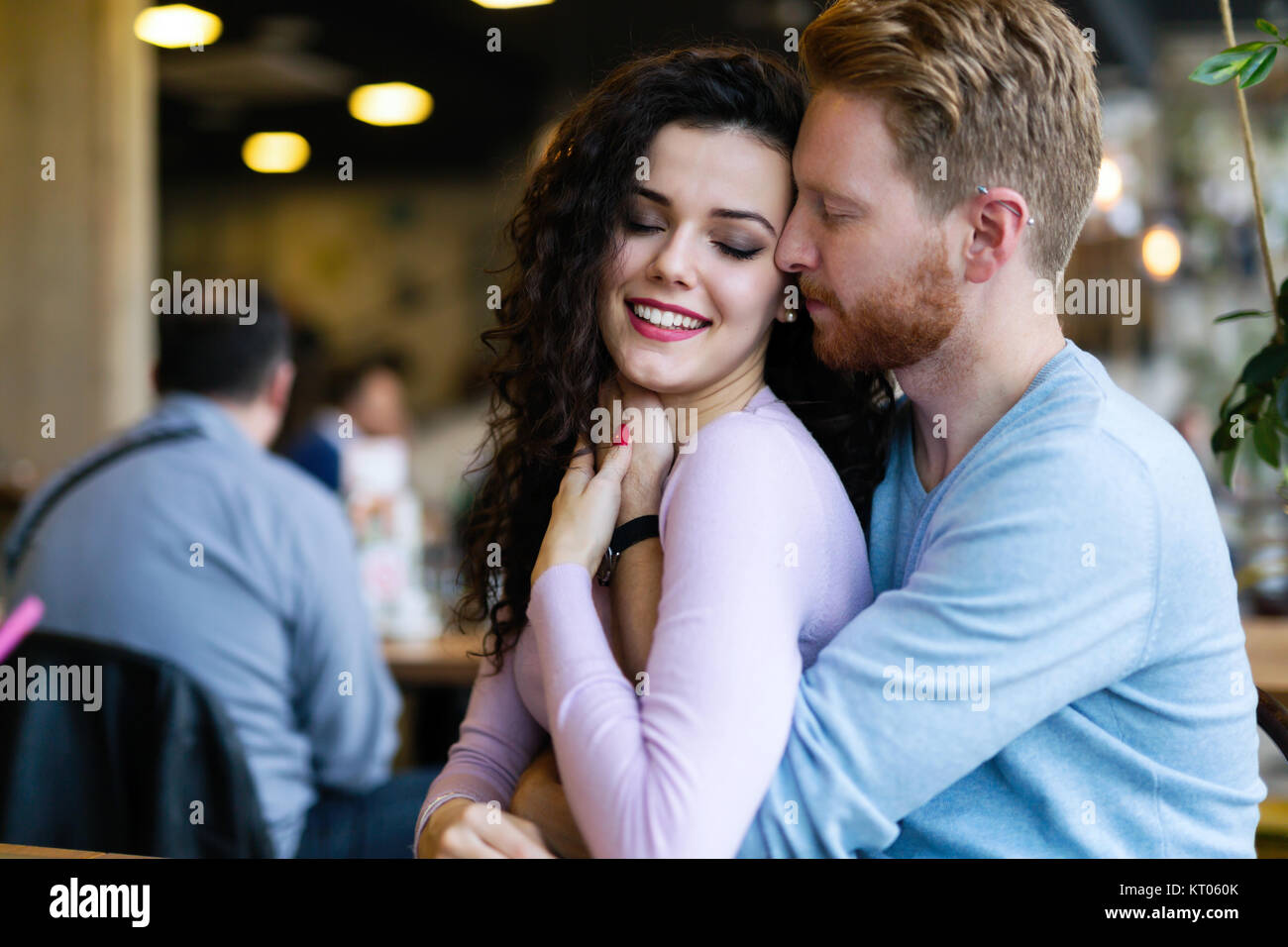 Giovane coppia felice su data nel coffee shop Foto Stock