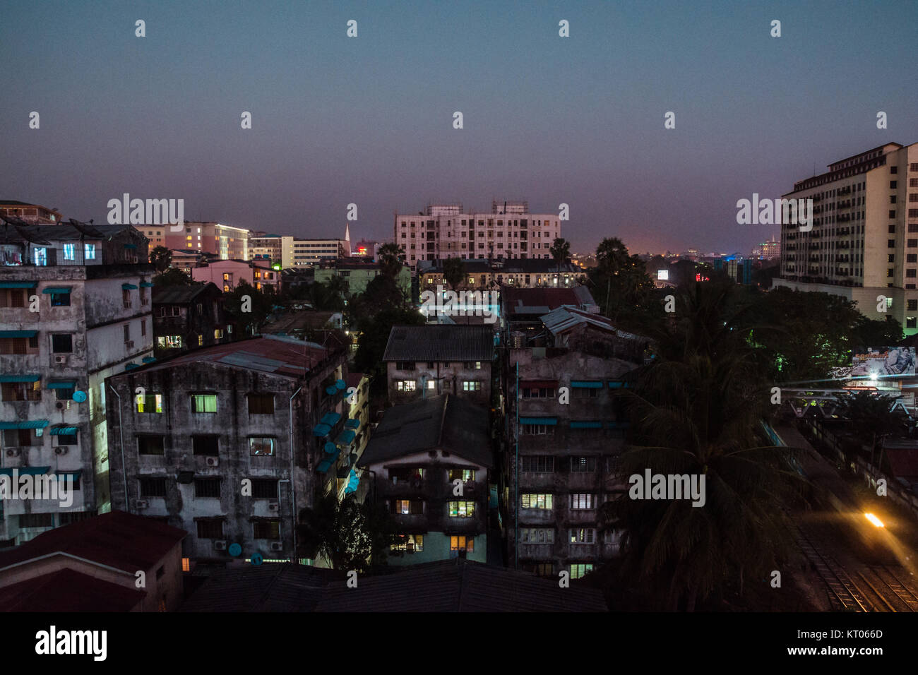 Skyline di Yangon, MYANMAR Birmania. Adottate Dicembre, 2013. Foto Stock