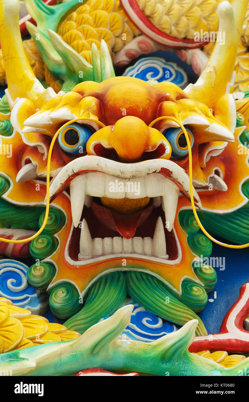 Close-up di serpenti scolpiti in testa ad un tempio cinese di Kuala Lumpur in Malesia. Foto Stock