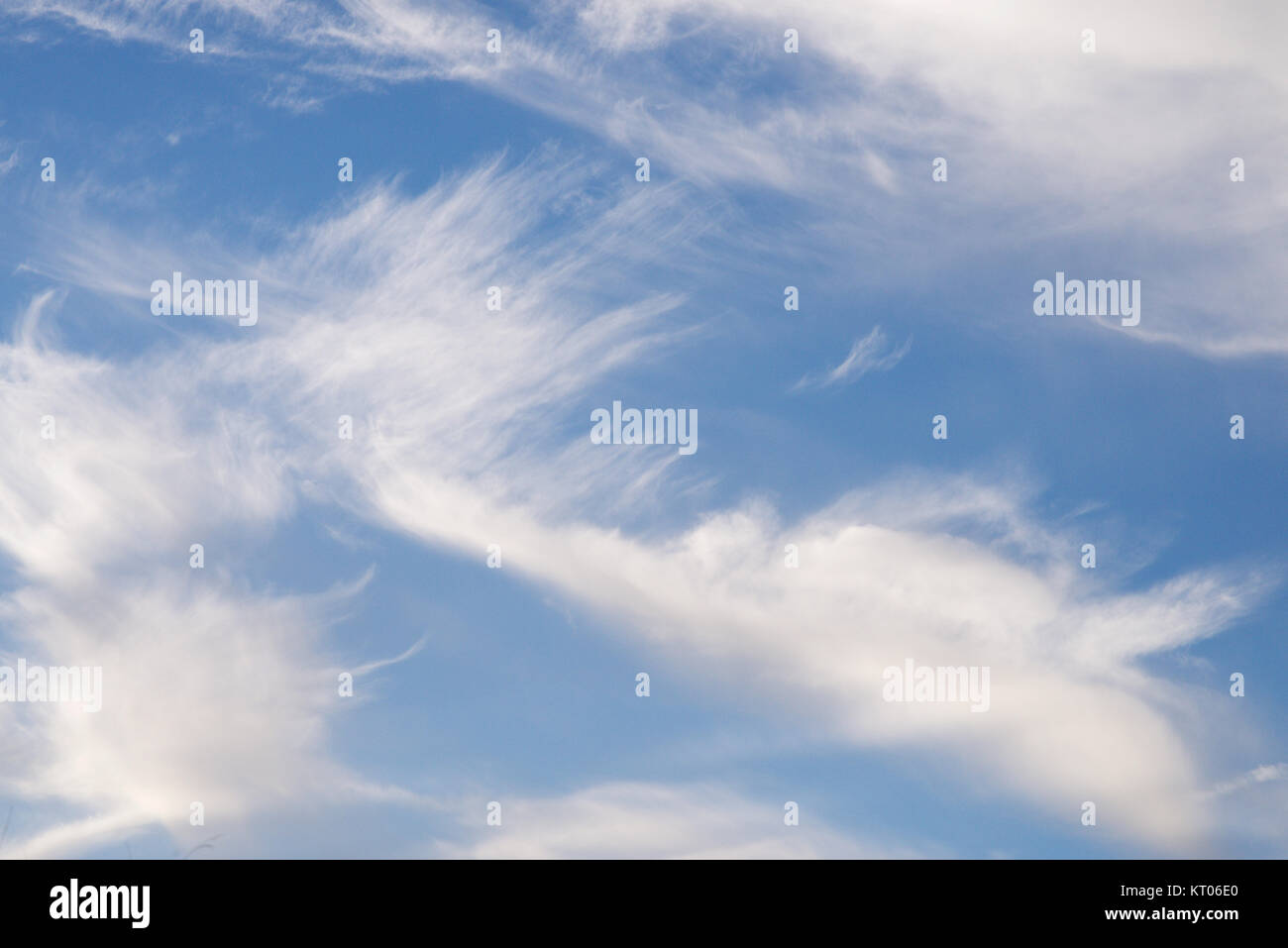 Skyscape - cielo blu e nuvole bianche Foto Stock