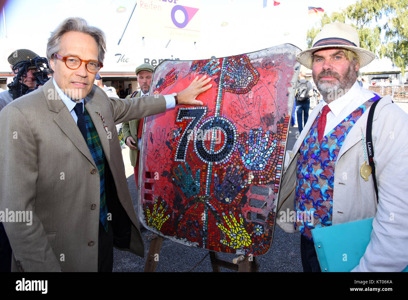 Un unico automotive progetto arte da Guy Portelli della BBC di 'Dragon's Den' celebra 70 anni di Ferrari mentre la raccolta di fondi per la BBC i bambini in stato di bisogno. Dotato di: Duca di Richmond, Guy Portelli dove: Maidstone, Kent, Regno Unito quando: 17 Nov 2017 Credit: David Marsh/Wallgo.com/WENN Foto Stock