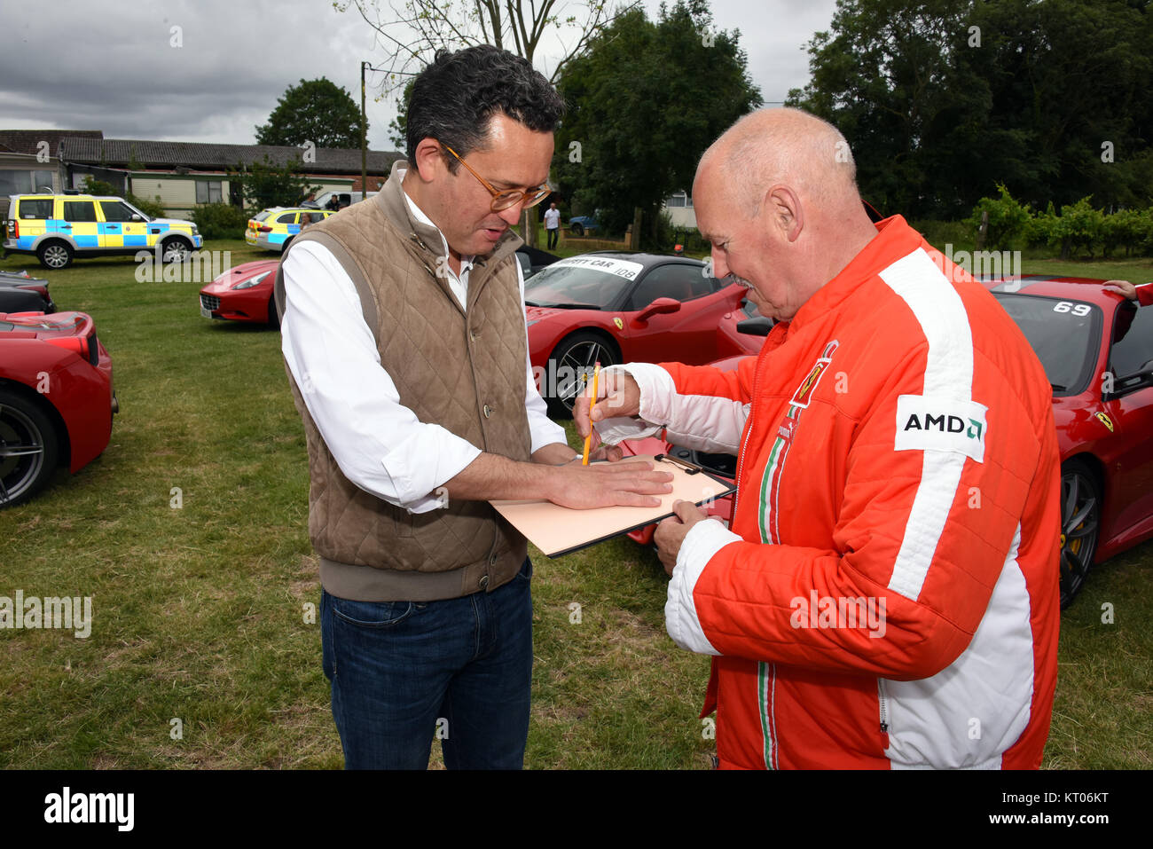 Un unico automotive progetto arte da Guy Portelli della BBC di 'Dragon's Den' celebra 70 anni di Ferrari mentre la raccolta di fondi per la BBC i bambini in stato di bisogno. Dotato di: Francresco Bali dove: Maidstone, Kent, Regno Unito quando: 17 Nov 2017 Credit: David Marsh/Wallgo.com/WENN Foto Stock