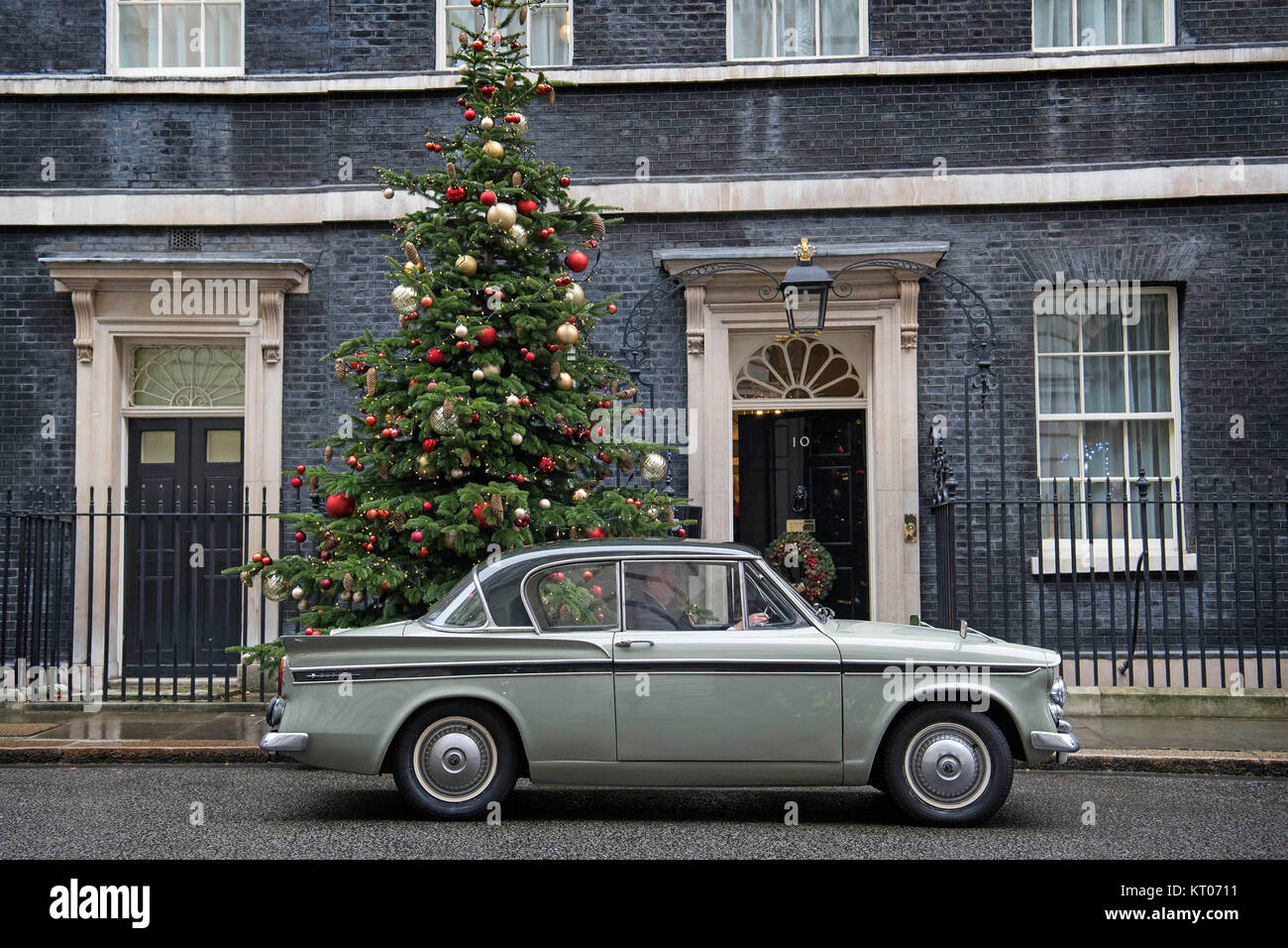 Greg Knight MP in arrivo a Downing Street, Londra, in un 1961 Sunbeam Rapier auto. Foto Stock