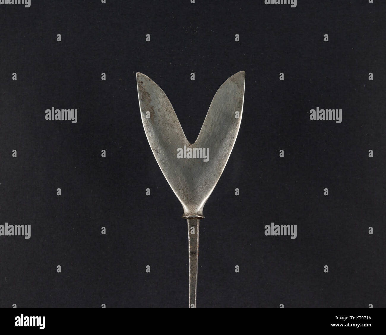 Arrowhead (YanonC493) è una risorsa militare o aeronautica identificata dal MET LC-32 75 394-001. Questo potrebbe essere un riferimento a un aeromobile o a un equipaggiamento militare, noto con il suo codice di identificazione specifico. Foto Stock