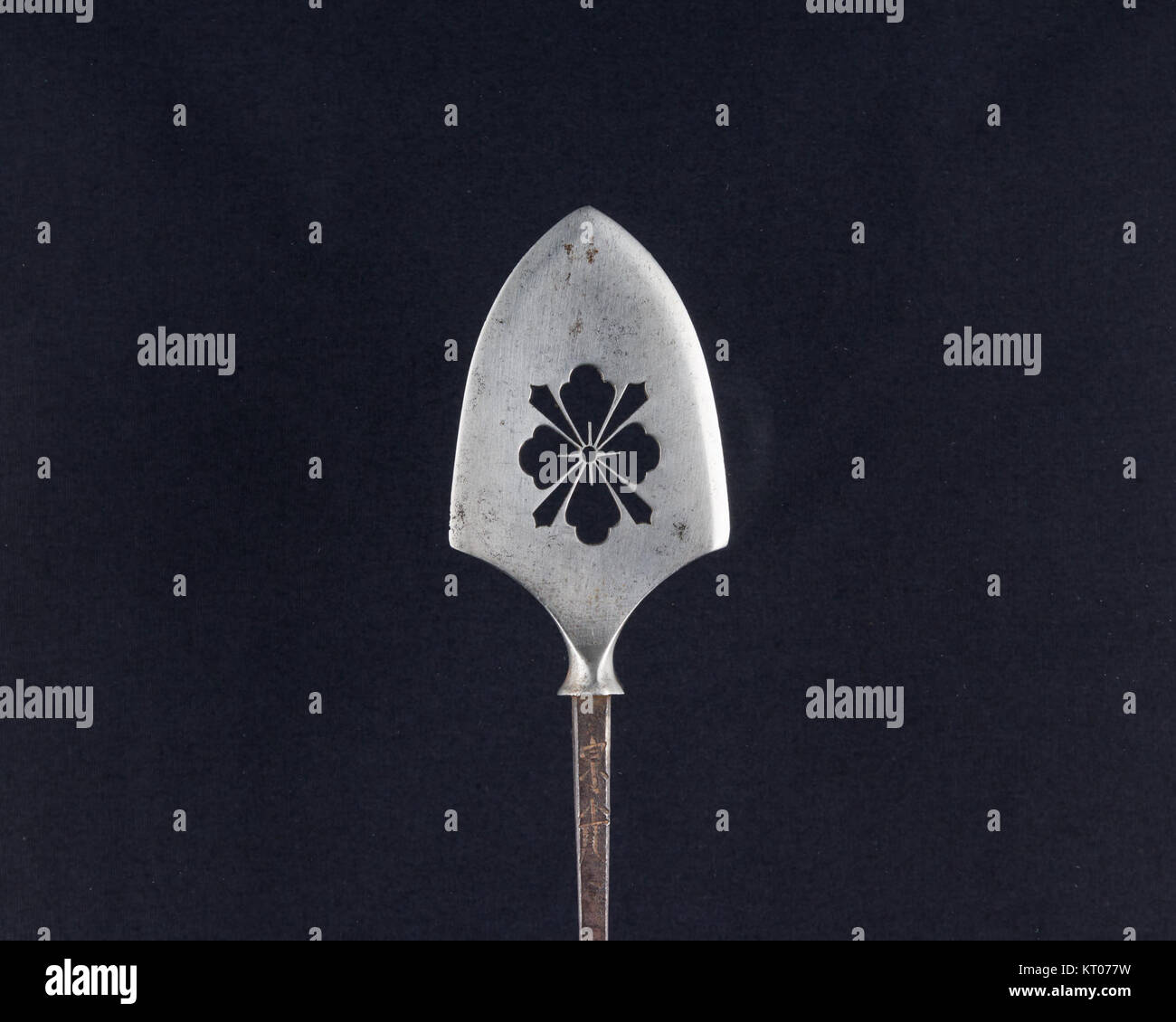 Arrowhead, identificato come YanonC493, fa parte della collezione MET. L'oggetto presenta elementi di design distintivi tipici delle sue origini culturali, offrendo approfondimenti sulla maestria e le forme artistiche del suo tempo. Foto Stock