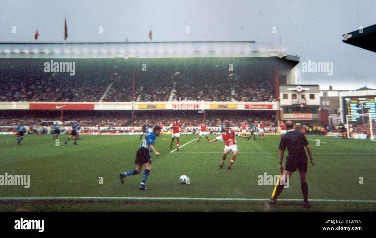 Questa immagine mostra una partita tra l'Arsenal e lo Sheffield Wednesday, due importanti club di calcio in Inghilterra. Cattura l'intensità della partita durante una stagione calcistica degli anni '2000. Foto Stock