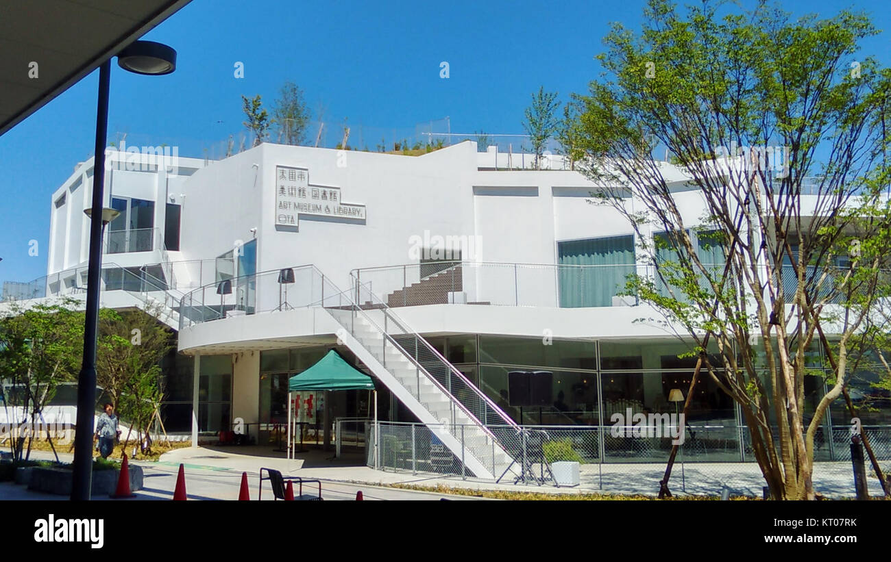L'Art-Museum & Library di Ota, in Giappone, funge da istituzione culturale che conserva e mette in mostra collezioni d'arte promuovendo al contempo l'educazione e gli studi storici nella regione. Foto Stock