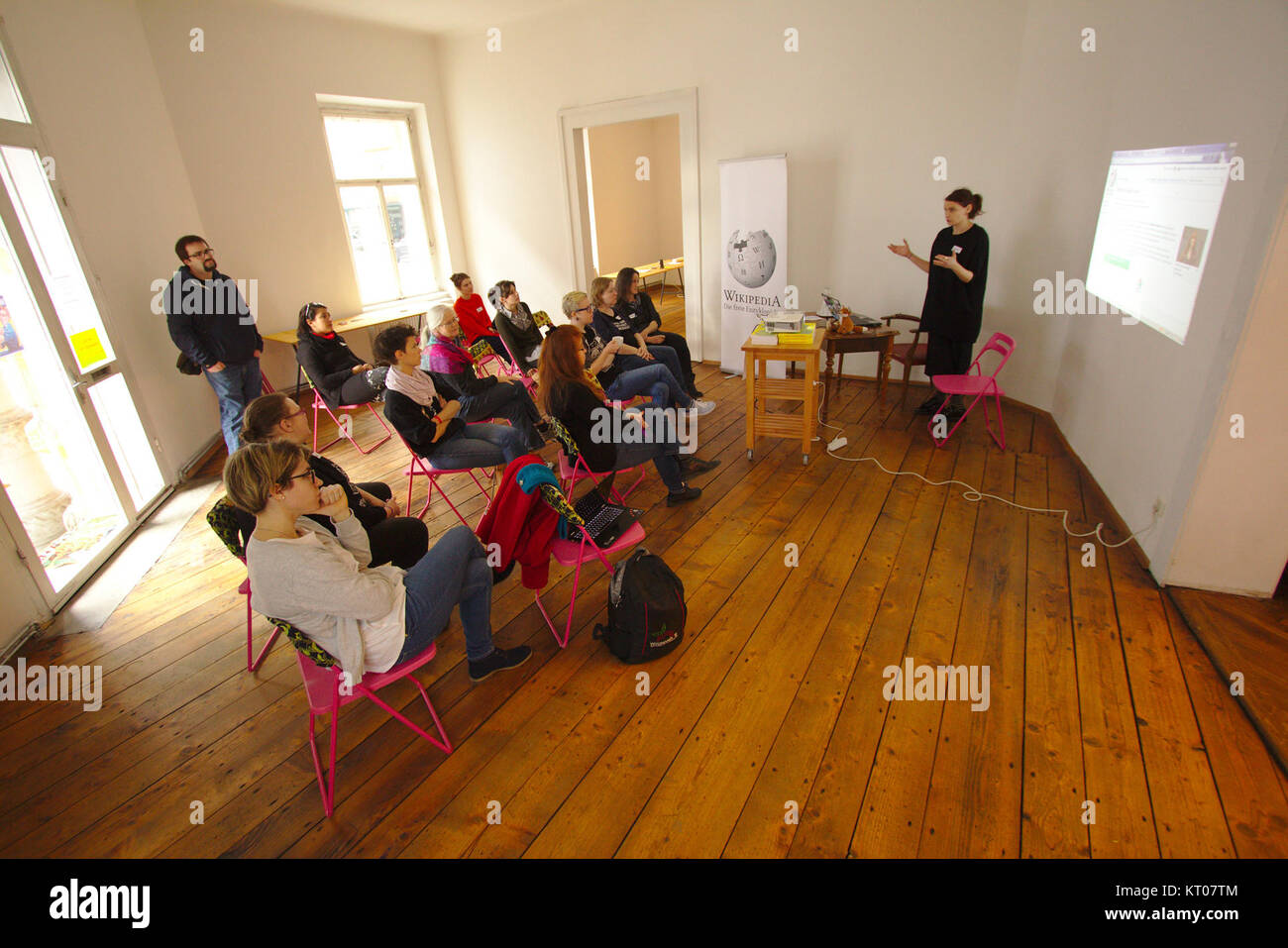 ArtAndFeminism edit-a-thon in Graz, Austria, marzo 2017, un evento dedicato al miglioramento dei contenuti sulle donne nell'arte e nei temi femministi. Foto Stock