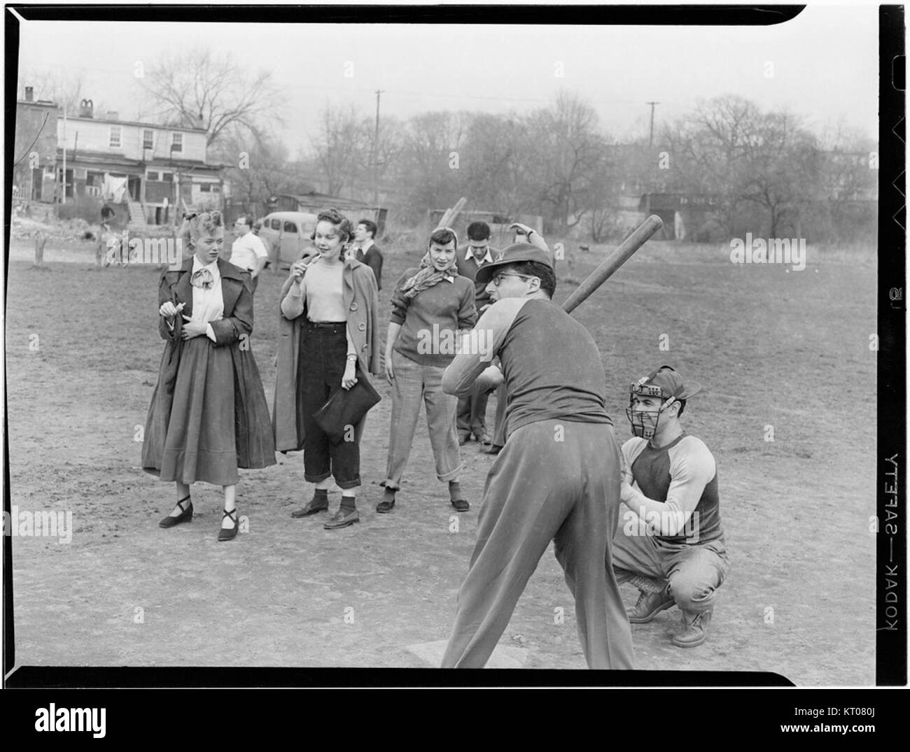 Questo ritratto del 1947 o del 1948 presenta June Christy, un famoso cantante jazz, e Pete Rugolo, un influente compositore e arrangiatore jazz. Entrambi erano figure di spicco nella scena jazz durante la metà del XX secolo, in particolare nella big band e nei movimenti jazz cool. Foto Stock