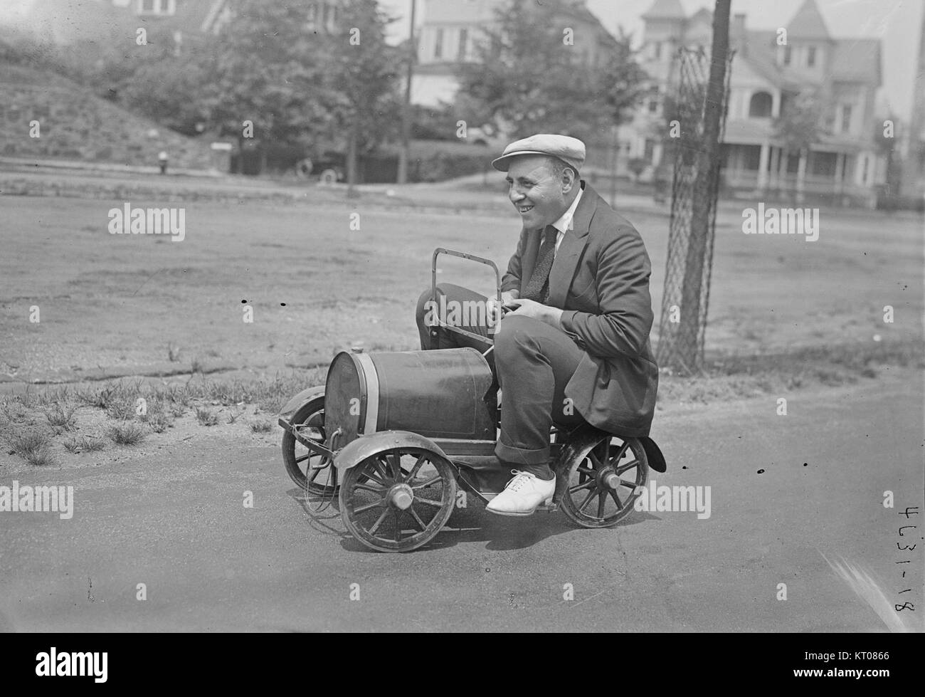 L'auto giocattolo di Arthur Fields rappresenta un nostalgico pezzo dell'infanzia e dell'artigianato. Conosciuto per il suo valore storico, è un esempio di giocattoli vintage dei primi anni del XX secolo. Foto Stock