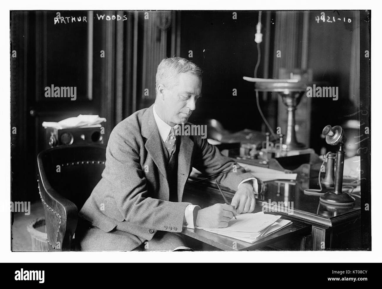 Arthur Woods fu una figura influente nello sviluppo iniziale del moderno servizio antincendio negli Stati Uniti, noto per i suoi contributi alle innovazioni per la sicurezza antincendio e alla leadership organizzativa nella lotta antincendio. Foto Stock