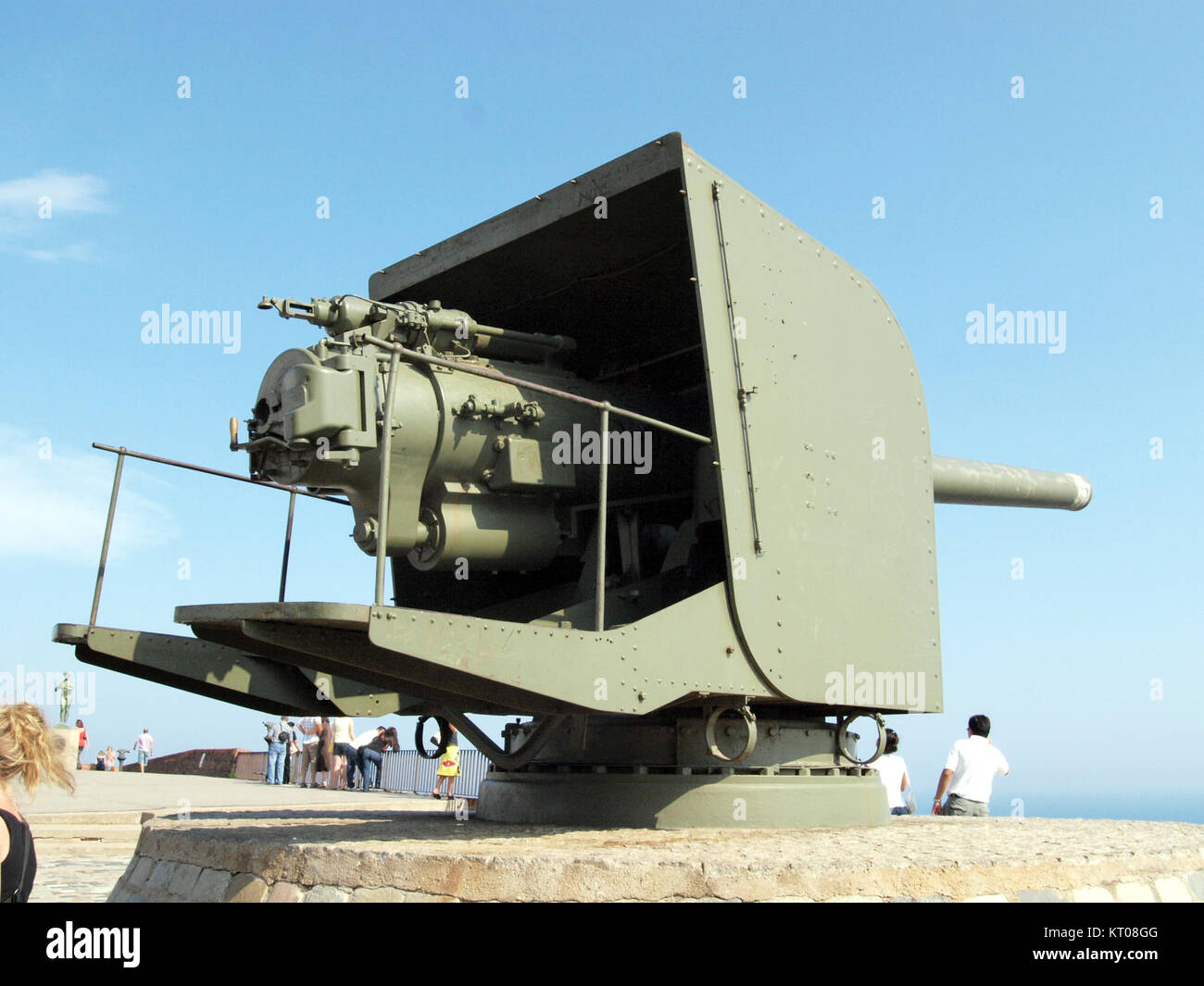 La fortezza in cima a Montjuic a Barcellona presenta pezzi storici di artiglieria utilizzati durante i conflitti militari passati, offrendo uno sguardo sulla storia strategica della difesa della città. Foto Stock