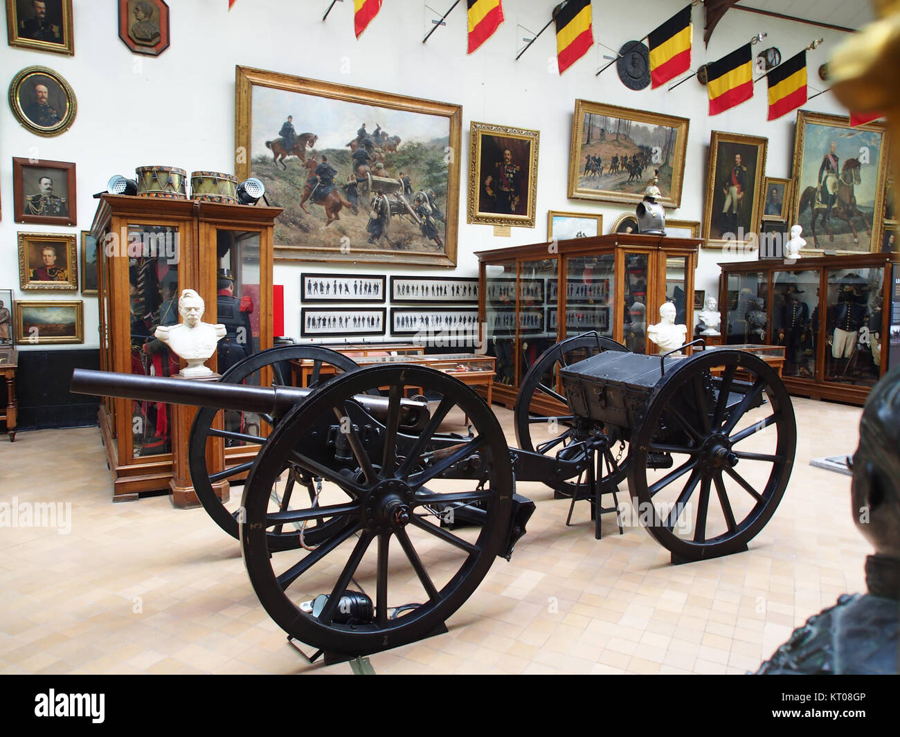 L'immagine mostra una collezione di pezzi di artiglieria esposti al MusÃ©e Royal de l'ArmÃ©e in Belgio. Il museo espone la storia militare, con un'attenzione particolare all'artiglieria utilizzata in vari conflitti. Foto Stock