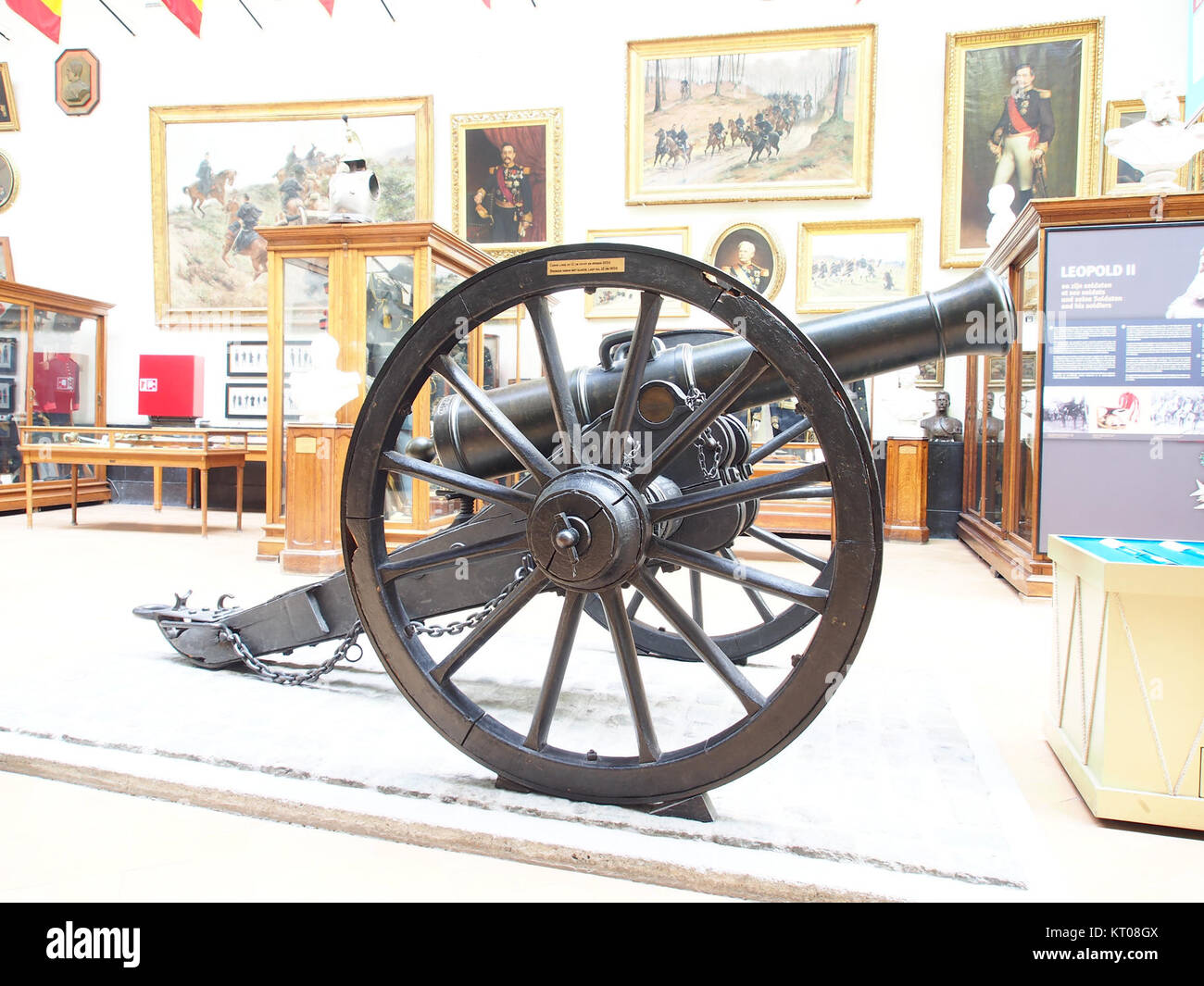 Una fotografia scattata presso il MusÃ©e Royal de l'ArmÃ©e (Museo reale dell'Esercito) di Bruxelles, Belgio, che mostra pezzi di artiglieria di vari periodi storici. La vasta collezione del museo mette in evidenza l'evoluzione delle armi militari e delle tattiche di guerra storiche. Foto Stock