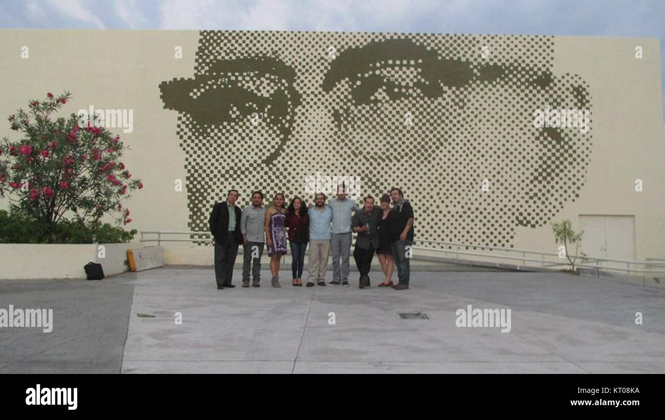 "Artistas Mirada Monseñor Romero" è una mostra che presenta le prospettive degli artisti contemporanei sulla vita e l'eredità di Monseñor Romero. L'esposizione include opere di artisti come Marina Abramovic e Juan Gris, con l'obiettivo di fornire una comprensione rinnovata dell'impatto di Romero. Foto Stock