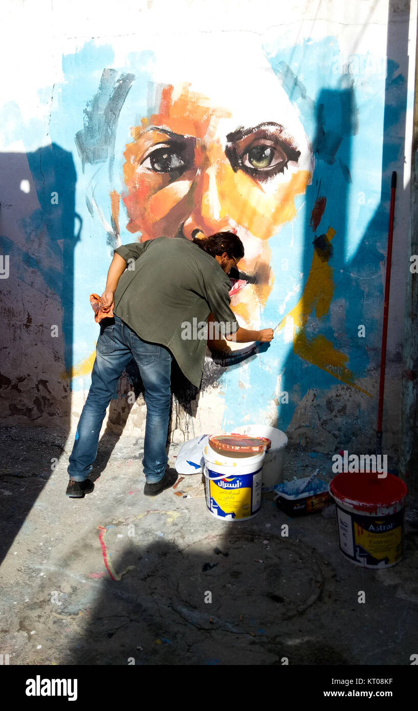 Artiste Peintre si riferisce a un termine francese che significa "pittore artista", usato per descrivere individui specializzati in arte visiva, in particolare pittura, con particolare attenzione all'espressione artistica e alla creatività. Foto Stock