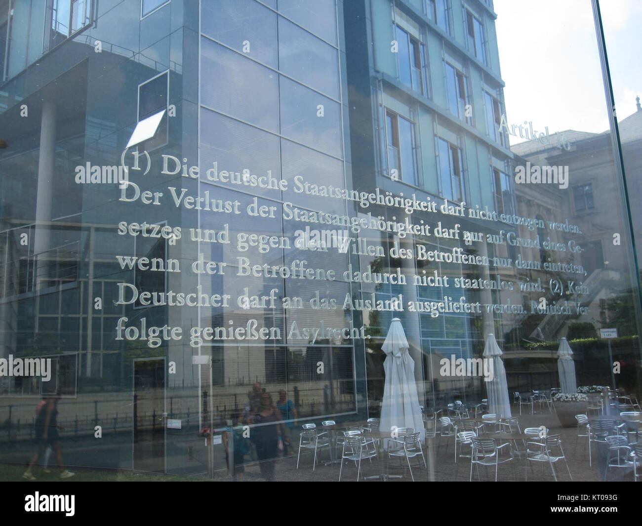 L'art. 16 GG fa riferimento a una sezione della legge fondamentale (Grundgesetz) in Germania, che delinea i diritti connessi alla tutela della libertà d'arte e di cultura. È fondamentale per il quadro costituzionale tedesco. Foto Stock