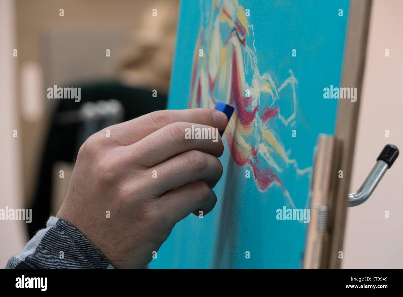 Un'immagine che mostra una classe di studenti d'arte al lavoro, possibilmente impegnati in uno studio di tecniche o creatività. La fotografia cattura l'ambiente di apprendimento di una tipica classe d'arte. Foto Stock
