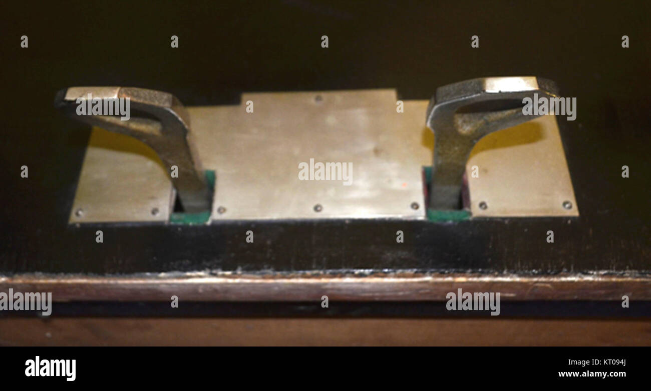 Questa cornice Art Deco, che circonda i pedali di un minipiano, presenta distintivi motivi geometrici e linee eleganti tipiche dello stile di design dei primi anni del XX secolo. La cornice è funzionale e decorativa, mettendo in risalto l'eleganza del design del pianoforte. Foto Stock