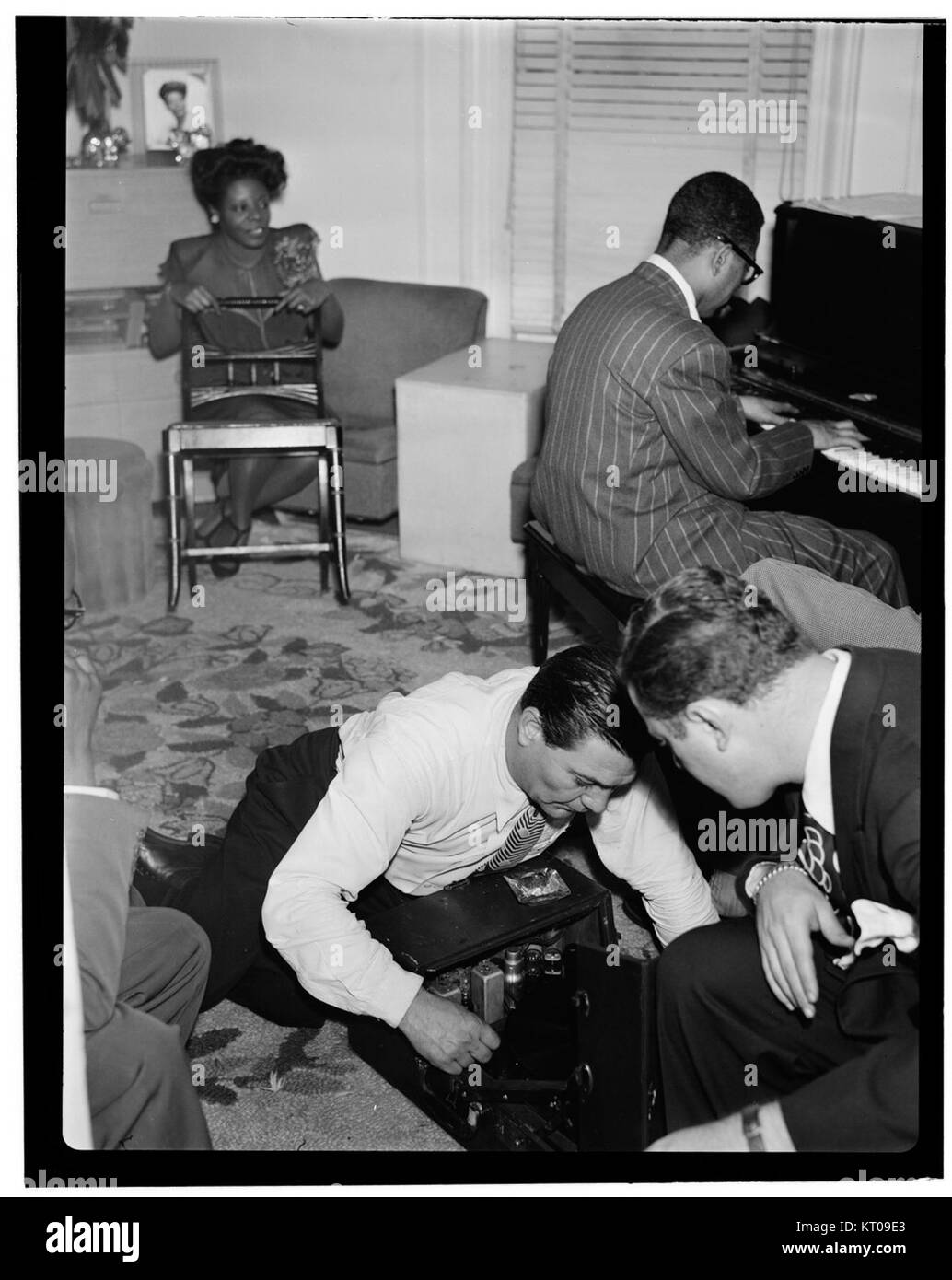 (Ritratto di Mary Lou Williams, Dizzy Gillespie, Jack Teagarden e Milt Orent, Mary Lou Williams' appartamento, New York, N.Y., ca. Agosto 1947) (5475990597) Foto Stock